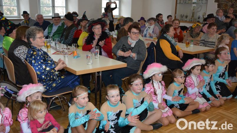 Einen kurzweiligen Faschingsnachmittag verbrachten zahlreiche Senioren im Pfarr- und Jugendheim Leonberg. Für Unterhaltung sorgten auch Auftritte von Garden des TuS Mitterteich. Bild: jr