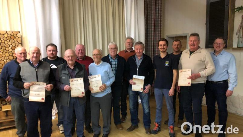 Die Vorstandschaft des Sportanglervereins Schwarzenfeld zusammen mit den geehrten Mitgliedern. Bild: Michael Bauer/exb