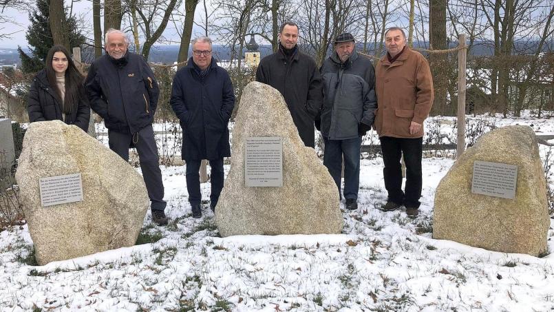 Stilles Gedenken am Friedhof an der wiederhergestellten Erinnerungsstätte. Im Bild (von links) Verwaltungsmitarbeiterin Romy Schultes, Adalbert Busl, Bürgermeister Toni Dutz, Revierförster Eckhard Deutschländer, Walter Thoma und der Verwaltungsangestellte im Ruhestand, Werner Härtl. Bild: wro