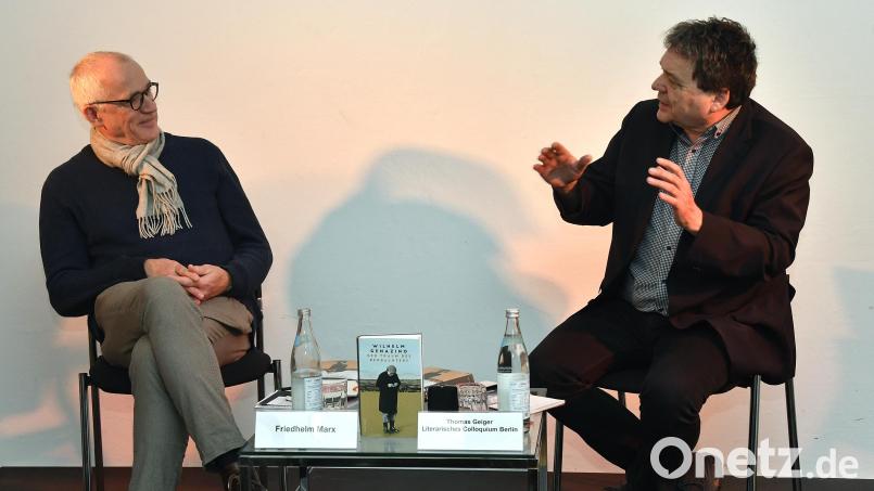 Der Literaturwissenschaftler (links) Friedhelm Marx von der Universität Bamberg, hier im Gespräch mit Moderator Thomas Geiger, hat die Aufzeichnungen von Wilhelm Genazino gesichtet. Bild: Petra Hartl