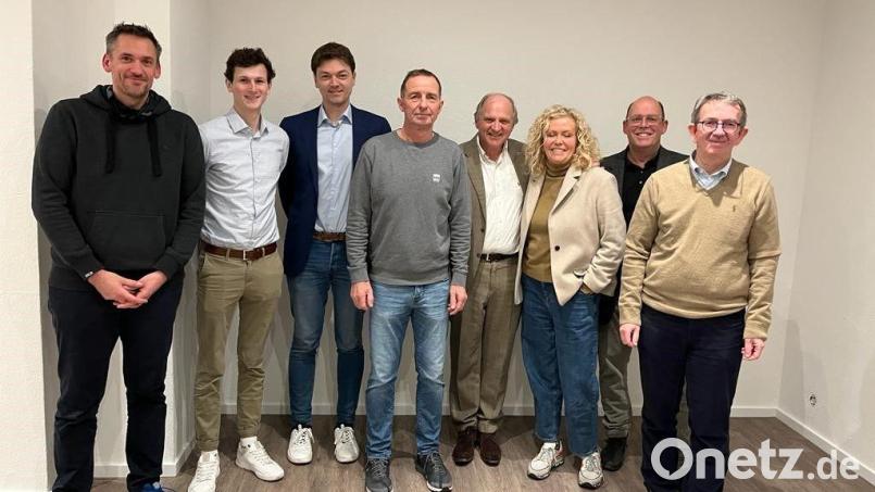 Die neuen Beiratsmitglieder (von links): Pius Eichlinger, Moritz Steger, Sebastian Wagner, Norbert Henn, Wolfgang Hottner, Christl Lindner, Helmut Weigl und Christian Hantke. Bild: Nicola Marquard/exb