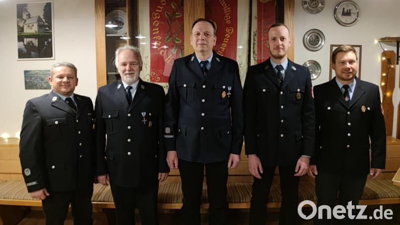 Langjährige Mitglieder ehrte die Feuerwehr Lengenfeld. Im Bild von links Kommandant Gerhard Kaiser, Rolf Müller, Gerhard Lippert, Florian Lippert und Vorsitzender Dieter Lippert. Bild: fpoz