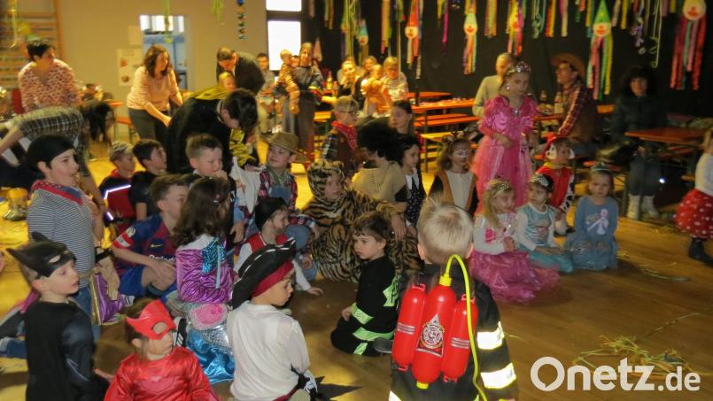 Die kleinen Maschkerer hatten beim Kinderfasching des Kindergartenelternbeirats in Altendorf viel Spaß. Bild: Schlehuber/exb