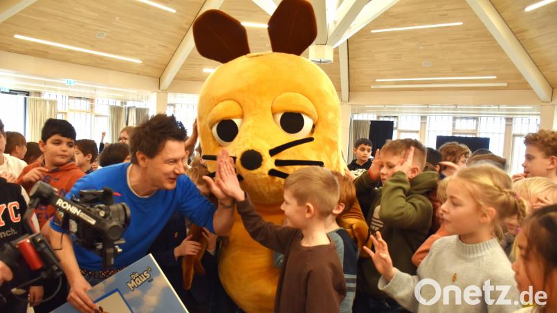 André Gatzke, Moderator der &quot;Sendung mit der Maus&quot; und der neunjährige Tim aus Waldsassen (Mitte) sind beste Freunde geworden. Tim ist glücklich, weil er einen Tag mit der berühmten Maus verbringen durfte. Aber auch die restlichen 230 Grundschulkinder hatten was davon, denn die Maus kam auch zu Tim in die Schule. Bild: ubb