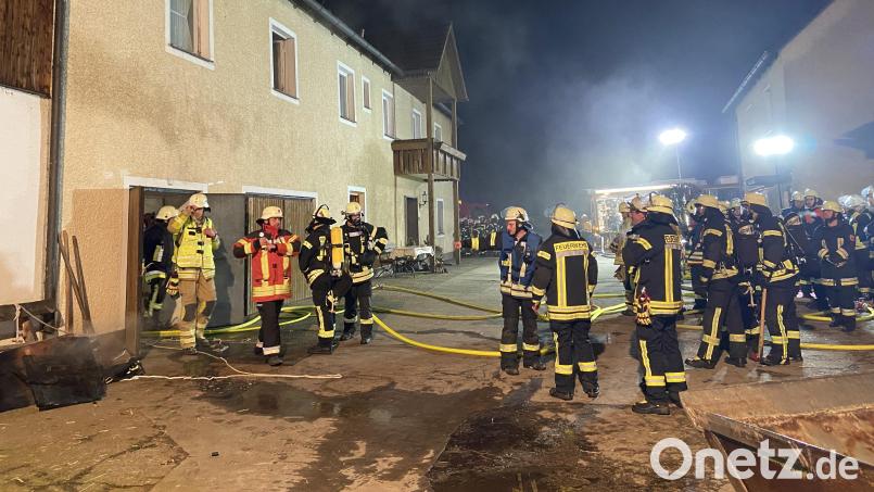 Rauchentwicklung in einem Hackschnitzellager in Pischeldorf ruft am Mittwochabend die Feuerwehr auf den Plan. Bild: Gustl Beer