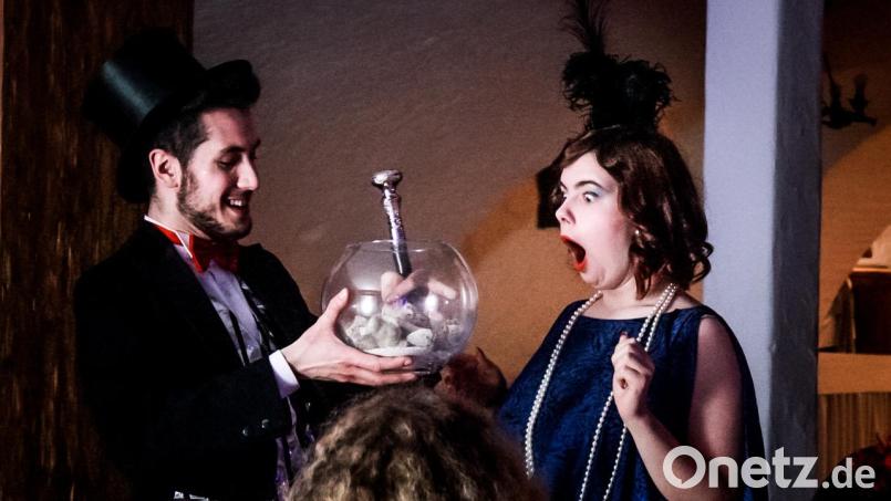 Nils Dirscherl als Conférencier und Paula Klepser als Sopranistin Elvira Fortissimo gehören zu den Darstellern bei &quot;Mord im Hause Doubleface&quot;. Heuer gibt es mit &quot;Das Geheimnis der Blutgräfin&quot; aber noch ein neues Dinner mit Killer. Bild: Freya Fehse/exb