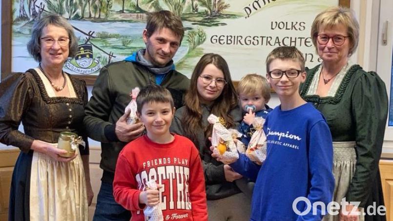 Die Spendenübergabe erfolgte durch Lisa Wilhelm (rechts) und Gerlinde Ott (links) an die Familie Steidl. Archivbild: Niebauer/exb