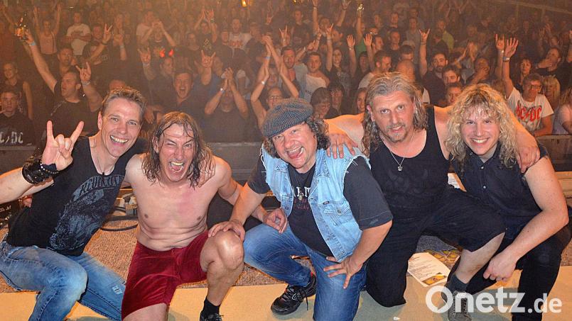 „AC/DX is coming home“: Wolfgang „Wolle” Eckstein, Volkmar „Volki“ Severin, Massimo „Massi“ Leone, Dieter „Dieda“ Zug und Mathias „Lemmy“ Kiener (v. l.) feiern am 6. April im „Salute“ das 20-jährige Bandjubiläum. Bild: lst Bild: exb