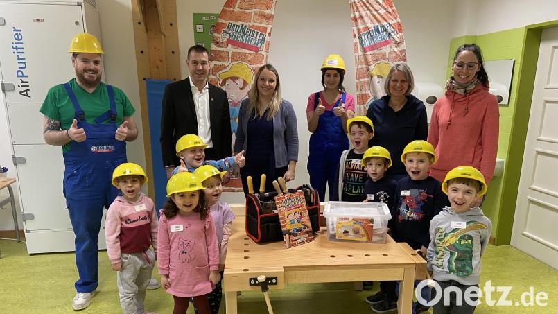 Harry Hammer, Andreas Malzer (Firma Kassecker), Einrichtungsleiterin Katja Bloßfeldt, Nicki Nagel sowie Doris Wirth und Christiane Böhm (von links) mit einigen Kindern bei der Übergabe der Werkbank im Kinderhaus. Bild: Sophie Fröhler/exb