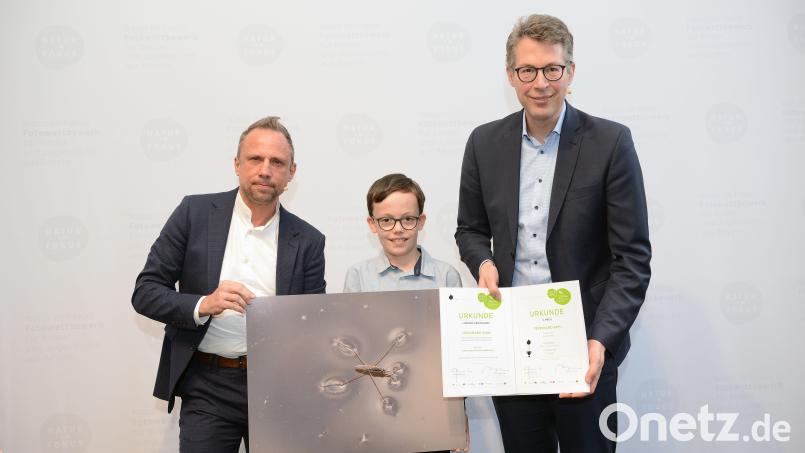 Gleich zwei Minister gratulieren Ferdinand Kohl (Mitte) zu seinem dritten Platz beim Fotowettbewerb &quot;Natur im Fokus&quot;. Links Umweltminister Thorsten Glauber, rechts Wissenschaftsminister Markus Blume. Bild: Astrid Schmidhuber