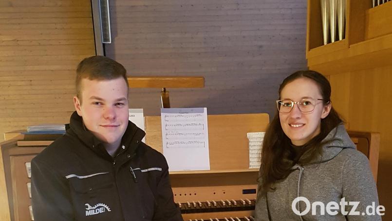 Sie gaben bei einem Konzert in der Pfarrkirche St. Josef ihr Bestes, Organist Jonas Weiß und Elisabeth Donhauser (von links) Bild: sche