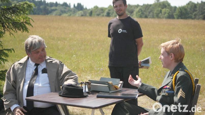 Marek Velebný (links) in einer Szene der &quot;fingierten Grenzen&quot; mit Finn Ebenschwanger. Im Hintergrund steht Regisseur Florian Wein. Bild: Ovigo-Theater