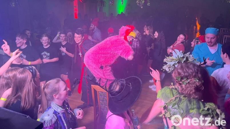 Beim Tännesberger Fasching feiern Jung und Alt bei bester Laune. Bild: David Nesner