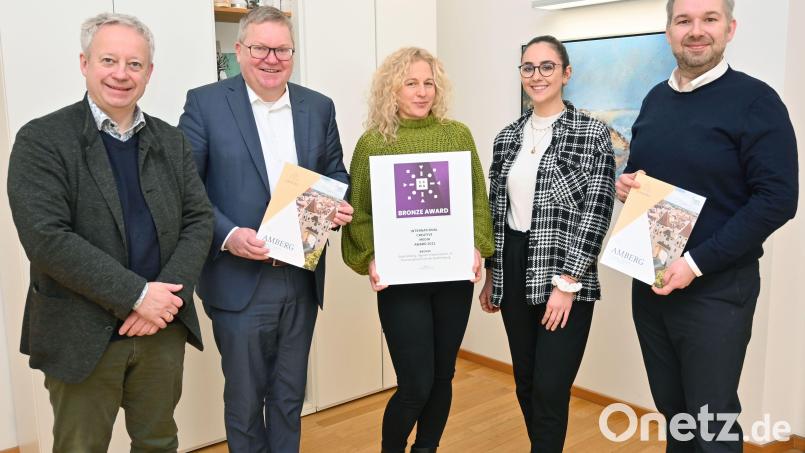 Fabian Kern (von links), OB Michael Cerny, Heike Kober, Marina Birner und Florian Schläger freuen sich über die Auszeichnung. Bild: Susanne Schwab, Stadt Amberg/exb