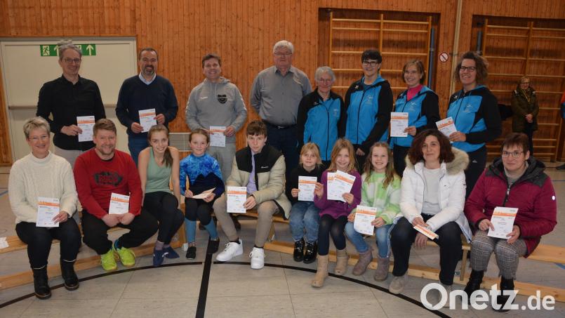 28 Sportabzeichen übergab der TSV Pechbrunn-Groschlattengrün an seine Mitglieder. Die Ehrungen nahmen Oberturnwartin Uta Habedank (stehend, Dritte von rechts) und Zweite Vorsitzende Frieda Vogelhuber (stehend, Vierte von rechts) vor, die auch die erfolgreichsten Sportabzeichenerwerberinnen im Verein sind. Bild: jr