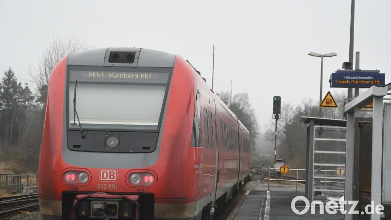 Auf dem Weg nach Nürnberg hält die Bahn auch in Weiherhammer. Jetzt soll geprüft werden, ob Reisende in Zukunft auch mit einem Fahrschein des Verkehrsverbundes Großraum Nürnberg (VGN) einsteigen dürfen. Bild: Gabi Schönberger