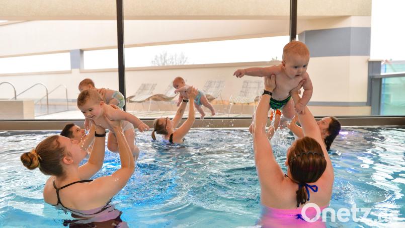 Schon die Kleinsten haben beim Babyschwimmen Spaß im Alexbad. Bild: Florian Miedl/fph