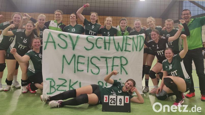 Die Damen I des ASV Schwend feierten mit ihrem Coach Martin Schötz (rechts) nach den Siegen gegen den VC DJK Amberg II und die SG Ursensollen/Sulzbach-Rosenberg die Meisterschaft in der Bezirksklasse Nord. Bild: Schötz/exb