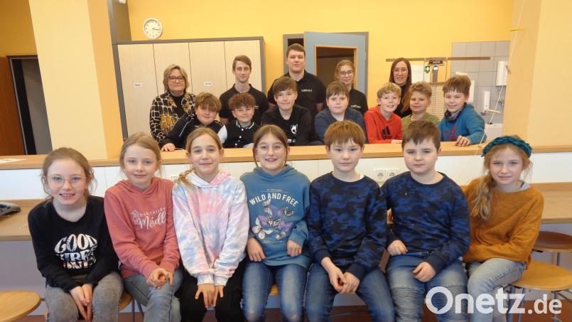 Das Projekt hat den Kindern Spaß gemacht. Im Bild die kleinen Techniker mit Rektorin Christine Schneider, Ausbilder Sebastian Heining, den Azubis Michael Schmidbauer und Leni Bucher sowie Klassenlehrerin Lena Seitz (hinten von links). Bild: Annemarie Mösbauer/exb