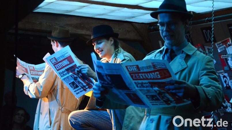 Blutrünstiger Großbuchstaben-Journalismus: Die Sensationspresse stürzt sich auf ihr Opfer. Bild: Kunz