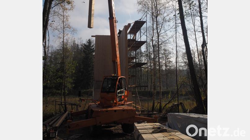 Balken für Balken wächst derzeit die Wegkapelle der Rotarier in den Waldnaabauen. Bild: ws