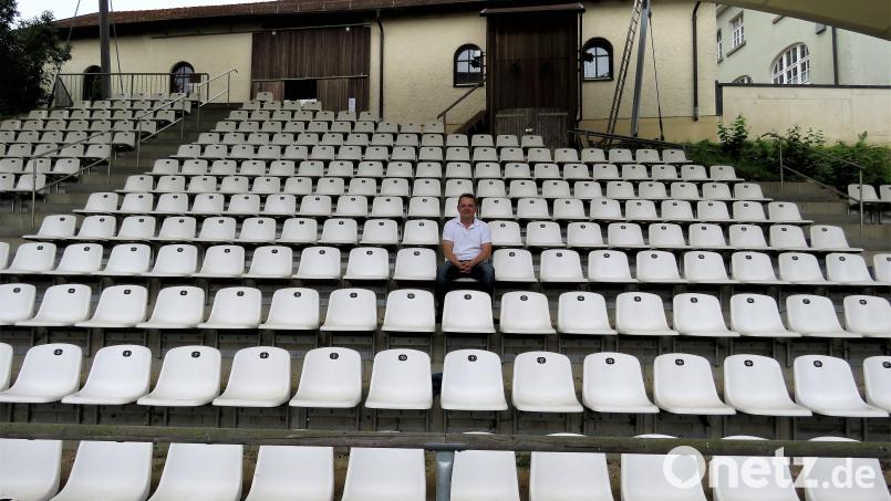 Nach wie vor gibt es auf der Theatertribüne Bärnau nur leere Ränge. Vorsitzender Rainer Schmidkonz hofft aber auf das Jahr 2022. Dann soll das verschobene Stück endlich aufgeführt werden. Bild: ubb