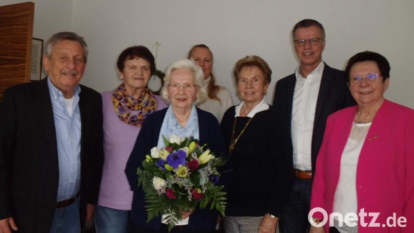 Einen großen Bahnhof bereiten Frauen Union und CSU der ehemaligen Kreisrätin Annemarie Reil anlässlich ihres 90. Geburtstags (von rechts): Zweite Bürgermeisterin Bärbel Birner, Bürgermeister Hermann Falk, Ex-Bezirkstagsvizepräsidentin Ingrid Kurz, FU-Ortsvorsitzende Michaela Meier, Annemarie Reil, FU-Ehrenortsvorsitzende Heidi Flierl und CSU-Ehrenkreis- und -ortsvorsitzender Werner Schulz. Bild: u