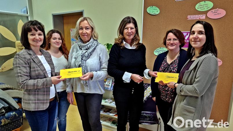 Mit zwei Umschlägen kam die Präsidentschaft des Inner-Wheel-Clubs und überreichte jeweils 3500 Euro an den Verein Dornrose und das Frauenhaus Weiden. Von links: Enikö Nagy, Lena Kühlein, Ulrike Küblbeck, Iris Müller, Angela Frank, Juliane Mahler. Bild: R. Kreuzer