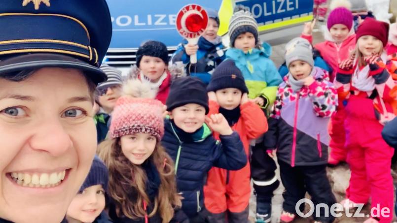 Polizeihauptmeisterin Sandra Weiß dokumentiert den Einsatz in der Kita St. Vitus mit einem Selfie. Bild: Sandra Weiß/exb