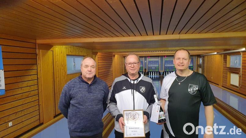 Werner Bichlmeier (Mitte) mit TSV-Vorsitzendem Klaus-Günter Backes (links) und Mitspieler Manfred Kirschner. Bild: bkg