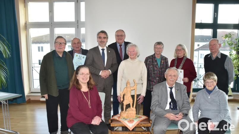 Die geehrten Mitglieder der Schlesischen Landsmannschaft. Links neben &quot;Rübezahl&quot; Monika Krug. Rechts Lothar Fischer. Hinten, stehend der Dritte von links: Bundesvorsitzender Stephan Rauhut. Bild: hcz