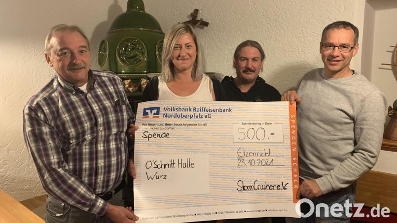 Von links: Reinhard Grüner, Kristina Schraml, Matthias Gmeiner und Andreas Fütterer bei der Spendenübergabe. Bild: tok