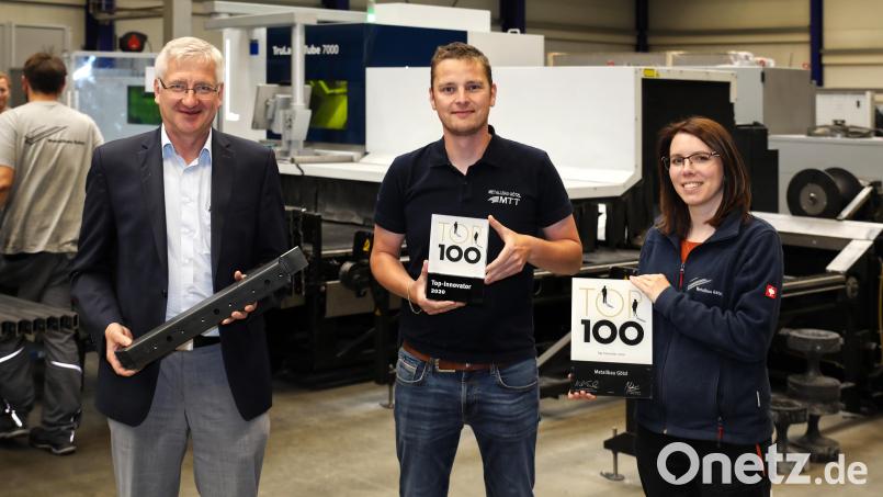Geschäftsführer Peter Götzl und Ehefrau Julia halten die begehrte Auszeichnung &quot;Top 100&quot; in Händen. Mit auf dem Bild Bürgermeister Johannes Reger (links). Bild: JOCHEN NEUMANN 
ERBENDORF