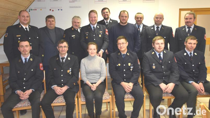 Bei der Gründungsversammlung im Feuerwehrhaus in Illschwang: die Vorsitzenden und Kommandanten der vier Gemeindefeuerwehren sowie (hintere Reihe von links) Kreisfeuerwehrjugendwart Sven Schmidt, Bürgermeister Dieter Dehling, Kreisbrandinspektor Hans Sperber, gewählter Gemeindejugendfeuerwehrwart Henner Wasmuth, Kreisbrandmeister und Kommandant der Feuerwehr Illschwang Thorsten Jobst und der gewählte Gemeindefeuerwehrjugendwart Martin Übler sowie (sitzend) die Jugendbeauftragte im Gemeinderat, Selina Donhauser. Bild: no