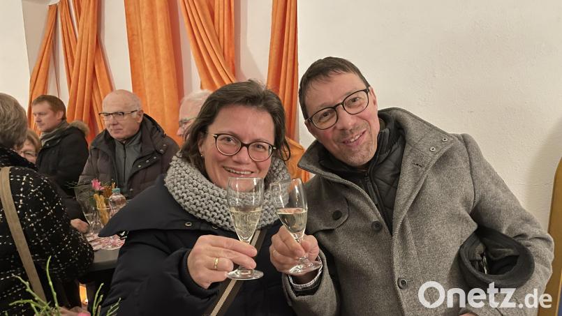 Mit einem Glas Sekt stießen die Paare nach der Andacht in der Hedwigskirche auf ihre Liebe an. Bild: Katharina Laurer/exb