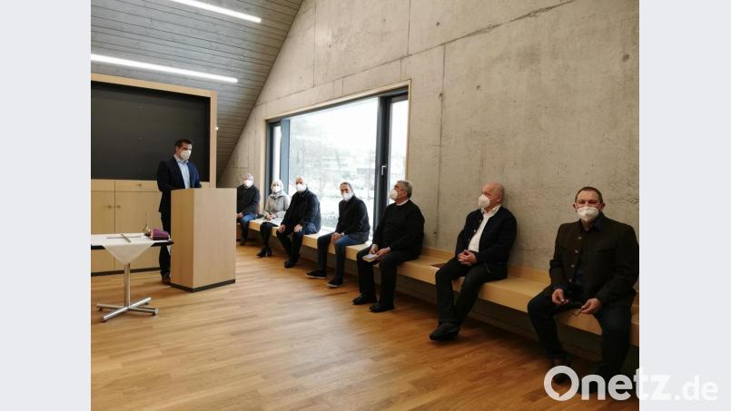 Die Segnung des Stadtarchivs fand im kleinen Kreis im Pädagogikraum statt. Bürgermeister Rudolf Teplitzky begrüßte (von links) Verwaltungsrat Wolfgang Ruhland, Stadtarchivarin Christa Zapf, Architekt Peter Brückner, CSU/CWG/JU-Fraktionssprecher Alexander Ried, Dekan Alfons Kaufmann, Pfarrer Norbert Schlinke, Zweiten Bürgermeister Egbert Völkl sowie Projektleiter Johannes Werner (nicht im Bild). Bild: Portner