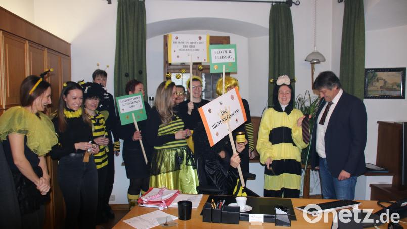 Azu-Biene Sophia Arnold machte die Bürgermeister-Krawatte einen Kopf kürzer. Bild: sne