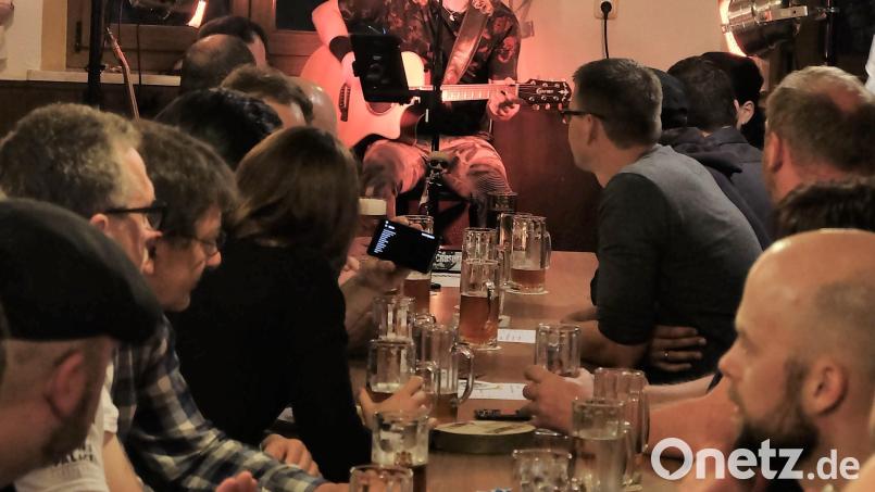 Lemmy in seinem Element. Die Bandbreite der Songs begeistert beim Rock-Zoigl die Gäste und Fans. Bild: wlr