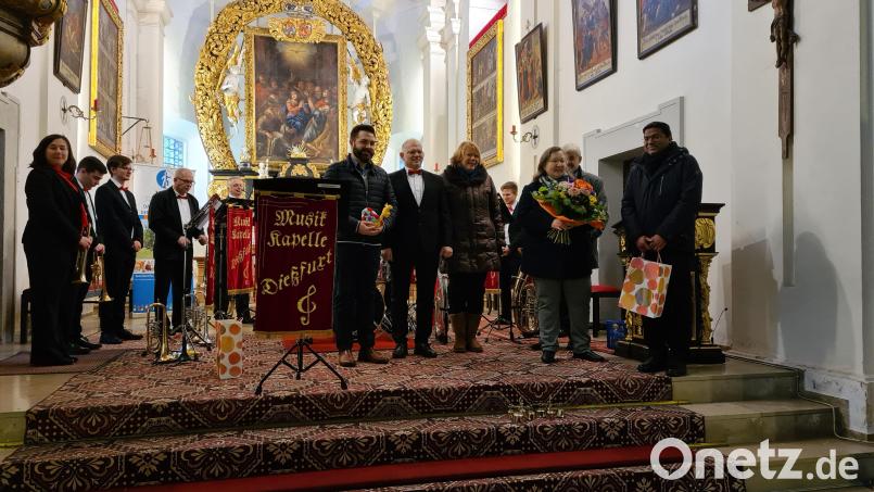 Dank an die Beteiligten: Bürgermeister Sebastian Dippold, Werner Schreml, Leiter der Dießfurter Schloßbläser, VKKK-Vorsitzende Irmgard Scherübl und VKKK-Mitglied Anni Löw (vorne, von links). Bild: Michael Gradl/exb