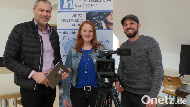Kreisjugendringvorsitzender Jürgen Preisinger und T1-Leiter Philipp Reich (von links) verstanden sich sofort bestens mit der TV-Schauspielerin Christina Baumer. Sie ist jetzt auch Botschafterin des Jugendmedienzentrums in Tannenlohe. Bild: ubb