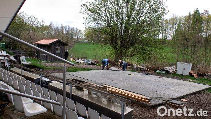 Zum Probenauftakt nach der rund zweijährigen Corona-Theaterpause rückte auch der Bühnen-Trupp des Festspielverein Bärnau an. Die Helfer montierten an der Freilichtbühne im Klostergarten die Bodenplatten. Bild: Susanne Forster