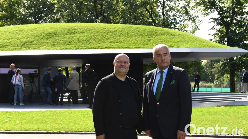 Der damalige bayerische Kultusminister, Ludwig Spaenle (CSU, rechts) und der Architekt des Erinnerungsortes, der Tirschenreuther Peter Brückner, stehen am 4. September 2017 in München vor dem Erinnerungsort an die Opfer des Attentats von 1972 auf die israelische Olympiamannschaft. Archivbild: Felix Hörhager/dpa