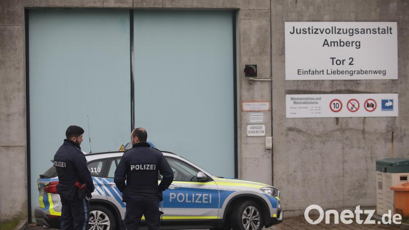 Ein Angeklagter, der betrunken zu einer Verhandlung ins Amberger Amtsgericht kam, wurde von Beamten umgehend in die JVA Amberg gebracht. Symbolbild: Wolfgang Steinbacher