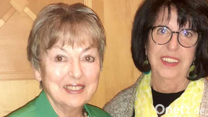Abteilungsleiterin Gisela Promm (rechts) dankt Rosemarie Hese mit einer Urkunde und einem Blumenstrauß. Bild: Gisela Promm/exb