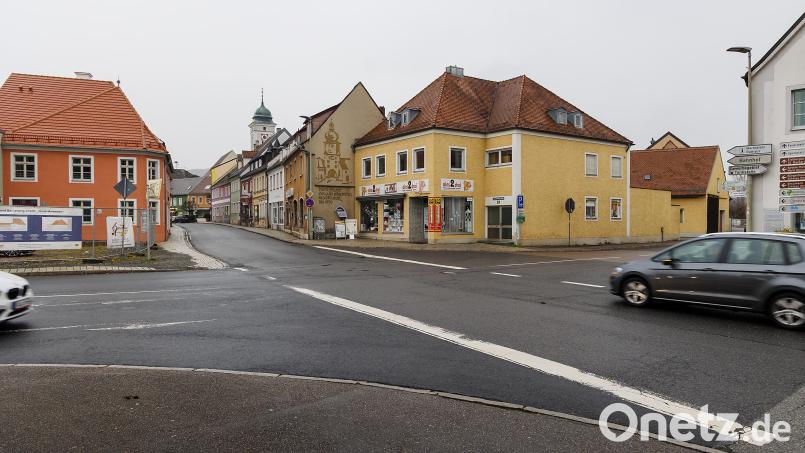 Die Haas-Kreuzung in Pfreimd wird ab dem Frühjahr Jahr umgebaut. Die Freifläche am Haas-Haus (links) soll im Herbst gestaltet werden. Parkplätze in dem Areal waren erneut Thema im Stadtrat. Bild: Hösamer