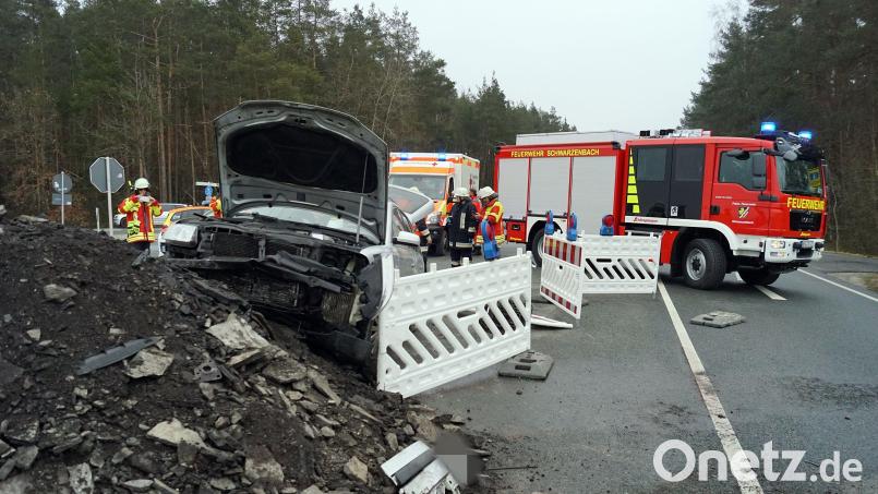 Ein Asphalthaufen stoppte die Fahrt eines Seniors auf der B 470 bei Schwarzenbach. Bild: jma