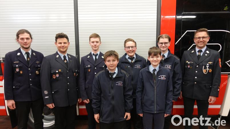 Der neugewählte Vorstand der Jugendfeuerwehr Waldsassen mit (von links) Schülerwart Georg Mayer, Jugendwart Felix Kubitschek, Kassier Timo Saller, Kassenprüfer Max Tippmann, Jugendsprecher Leopold Tippmann, Kassenprüfer Max Ernst, Stellvertretendem Jugendsprecher Jonathan Blessenberger und Kommandant Tobias Tippmann. Bild: flm