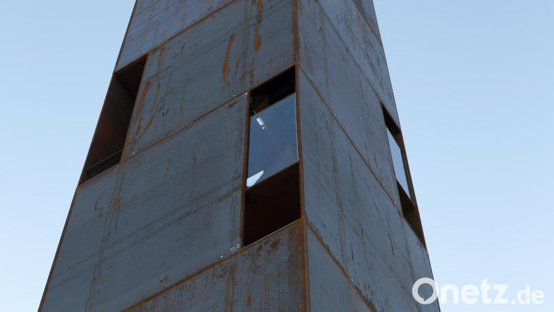 &quot;Die Sichtung&quot; ist eine schlanke Riesin. So sieht die Stahlkonstruktion von außen aus. Bild: Anne Wild/exb