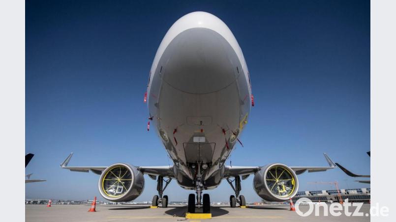 Eine Passagiermaschine steht auf einem Flughafen. Bild: Boris Roessler/dpa/Symbolbild
