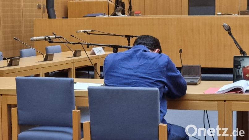 Der Angeklagte sitzt während einer kurzen Unterbrechung an seinem Platz. Bild: scm